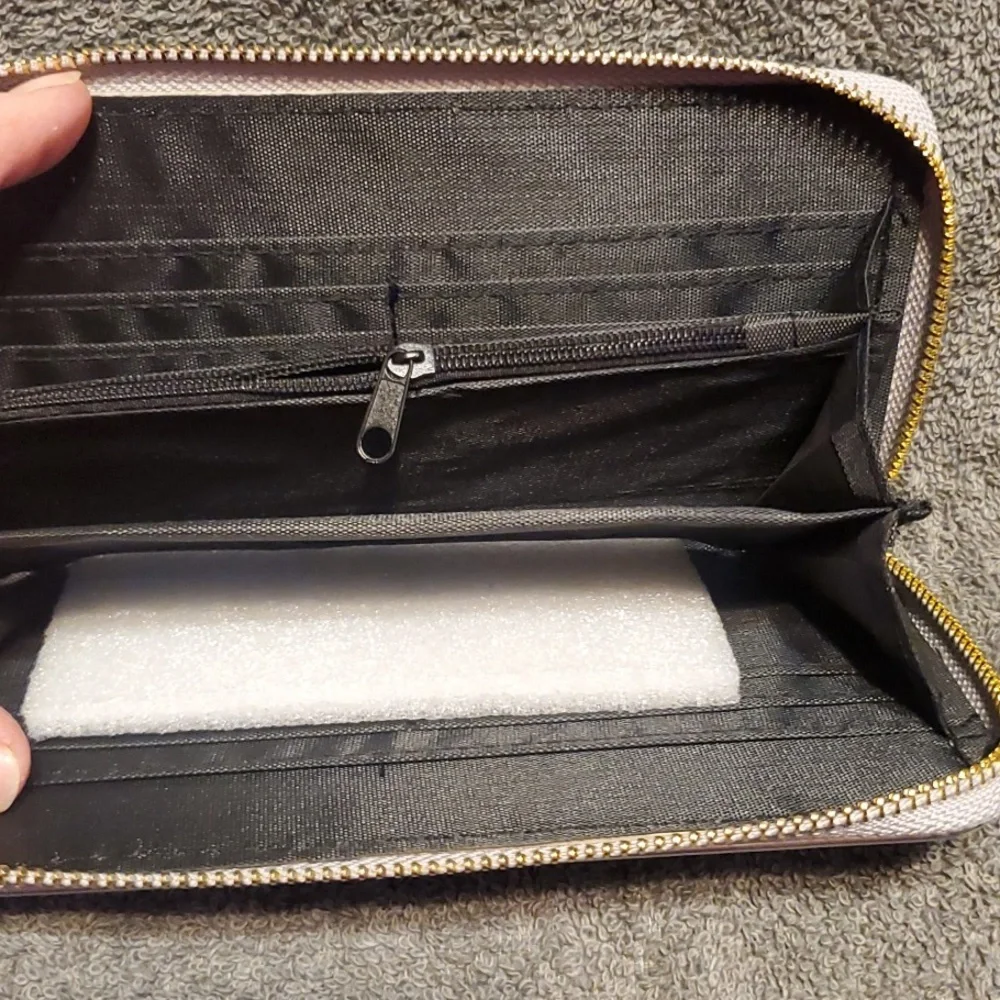 BNWT: Irendescent Wallet - Picture 6 of 9